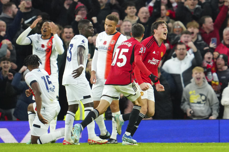 Victor Lindelof del Manchester United celebra tras anotar el gol de su equipo en el encuentro de la Liga Premier ante el Luton en Old Traffotd el sábado 11 de noviembre del 2023. (AP Foto/Jon Super)