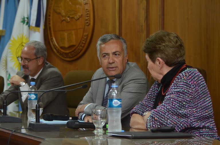 El senador Cornejo consideró el "abismo" abandonar el rumbo trazado por Guzmán.