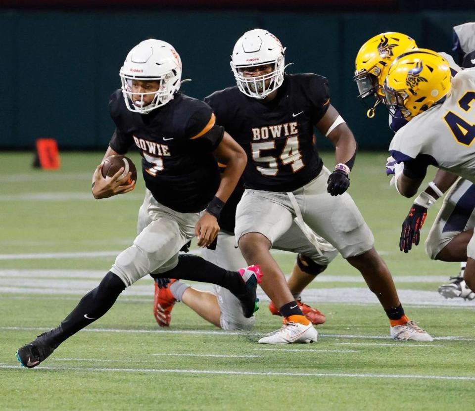 Bowie quarterback Larry Nichols (7) scrambles out of the backfield for a touchdown in the second half of a UIL high football game at Choctaw Stadium in Arlington, Texas, Thursday, Oct. 26, 2023. Bowie defeated Lamar 31-29. With the win Bowie clinched their playoff berth. (Special to the Star-Telegram Bob Booth)