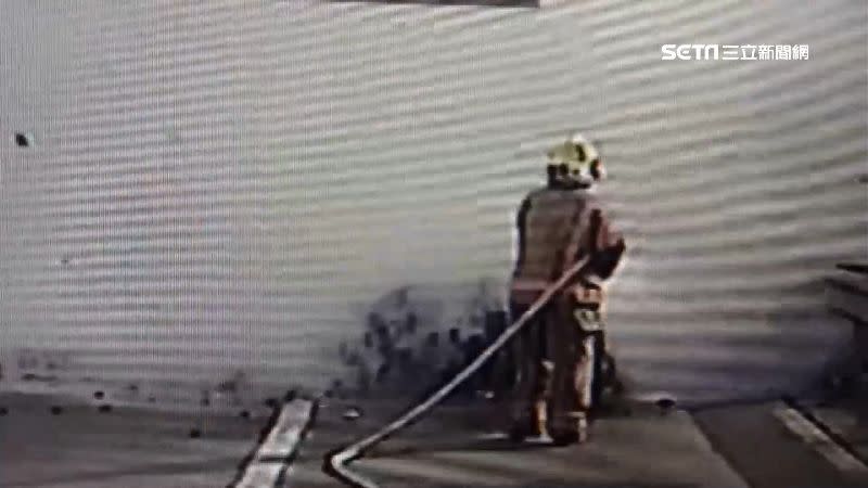 消防人員趕緊拉起水線撲滅火勢。
