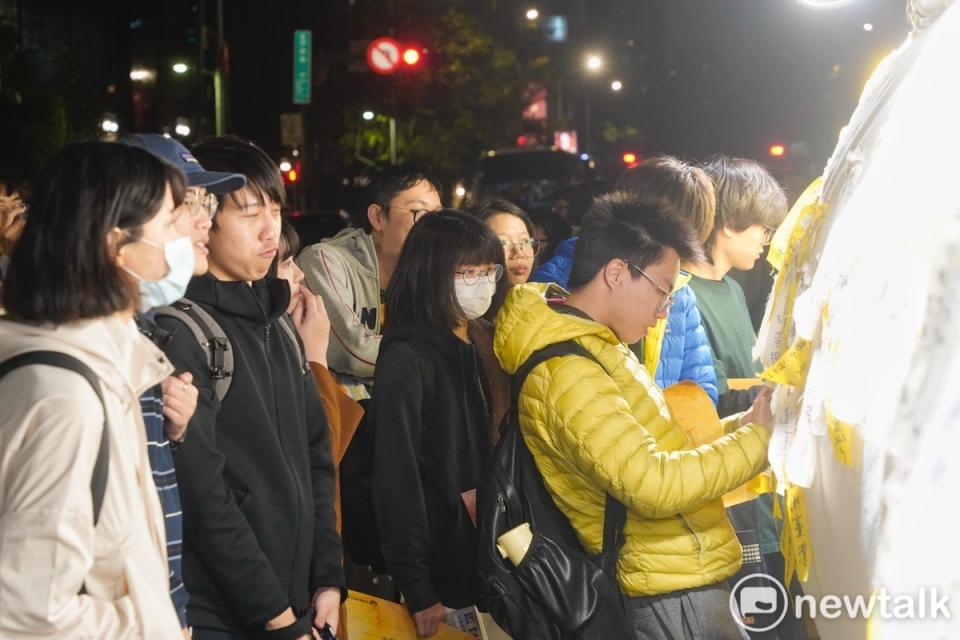 台灣經濟民主連合等團體在立法院群賢樓外舉行太陽花運動十週年晚會。   圖：張良一/攝