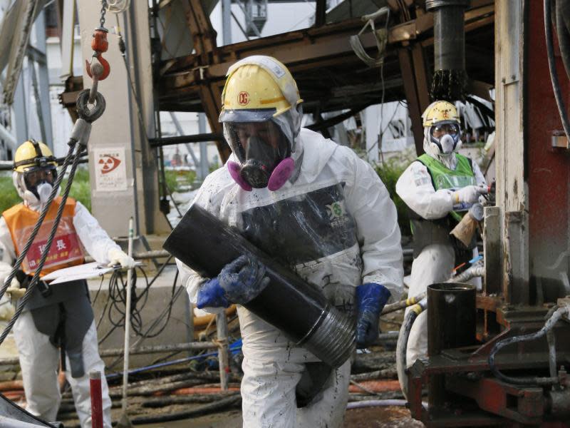 Arbeiter in der radioaktiv verseuchten Atomruine in Fukushima. Foto: Kimimasa Mayama/Pool/Archiv