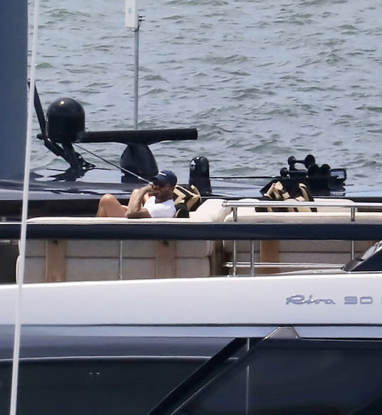 Photo : David Beckham et sa femme Victoria profitent d'une journée de  détente sur un bateau à Miami. Le 22 octobre 2022 - Purepeople