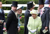 The queen dresses in lime green with white and yellow flowers tastefully woven into her hat. <em>[Photo: Getty]</em>