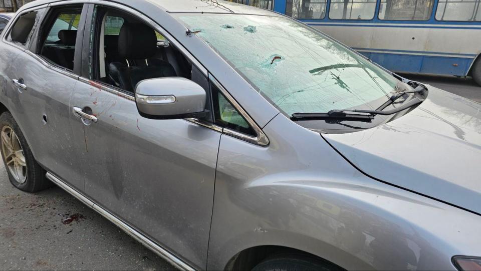 Russian troops struck a taxi in Kherson, killing a driver and injuring two people, on March 28 (Kherson Oblast Governor Oleksandr Prokudin/Telegram)