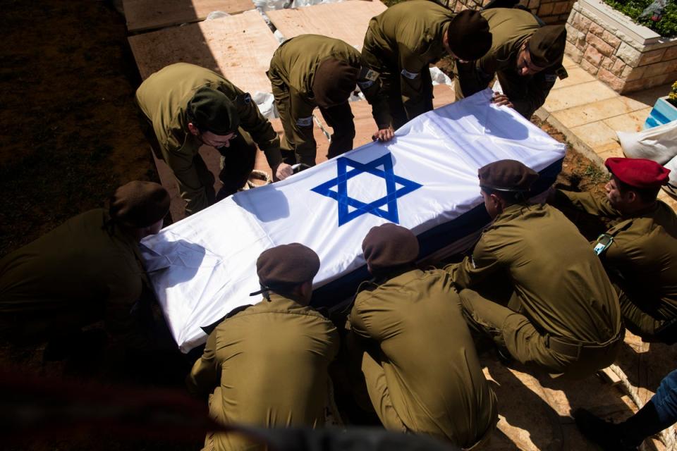 Soldiers carry the coffin of Dor Yarhi, who was killed in a battle with Hamas militants near teh Gaza border (Getty Images)