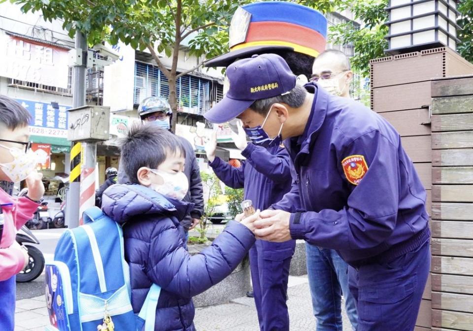 新北市警局新莊分局於13日開學日，特別加強維護學童安全，規劃護童勤務。（新莊警分局提供）