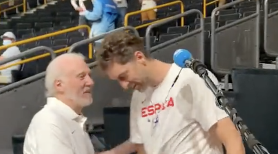 El abrazo de Gregg Popovich a Pau Gasol.