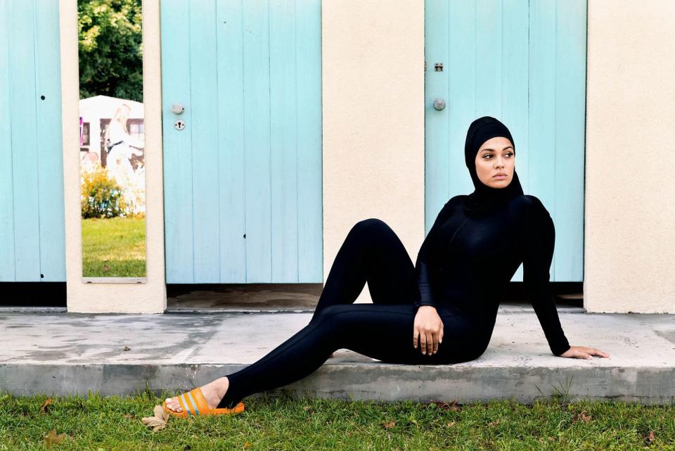 Sie sieht so ... verhüllt aus. Das Outfit von Yasemin (Nilam Farooq) sorgt für einige Diskussionen im Freibad. (Bild: Constantin Film / MathiasBothor 2021)