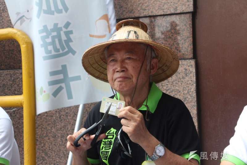 20180516-台灣國創辦人王獻極16日在民進黨中央樓下，表示如果民進黨禮讓柯文哲，將剪掉黨證。（陳韡誌攝）