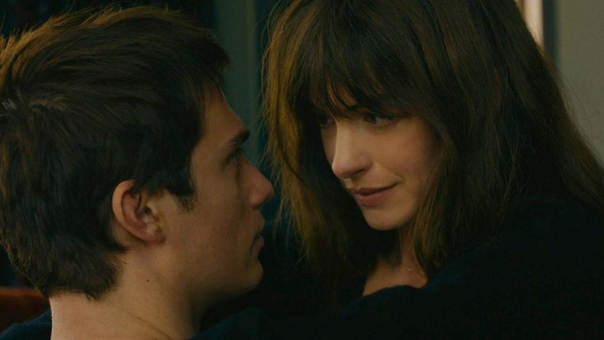  Anne Hathaway and Nicholas Galitzine in The Idea of You. 