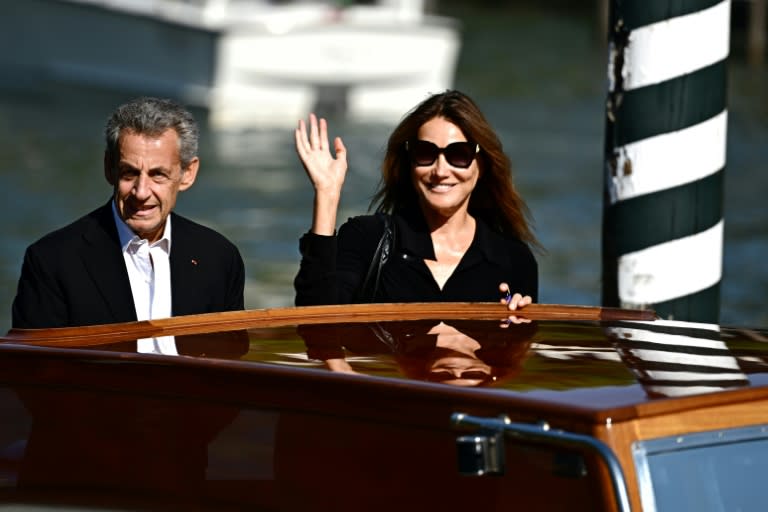 Carla Bruni (R) and her husband, the former French president Nicolas Sarkozy (GABRIEL BOUYS)