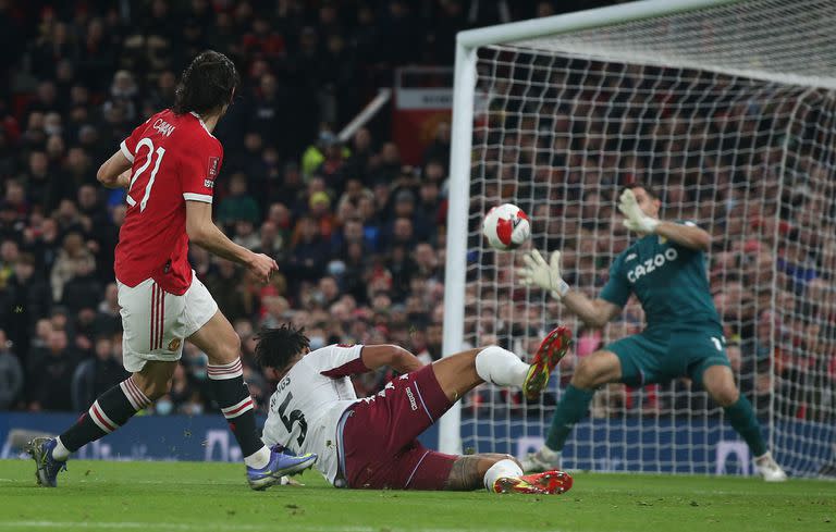 Una de las mejores atajadas de Dibu Martínez en Old Trafford; desvía la definición cruzada de Cavani