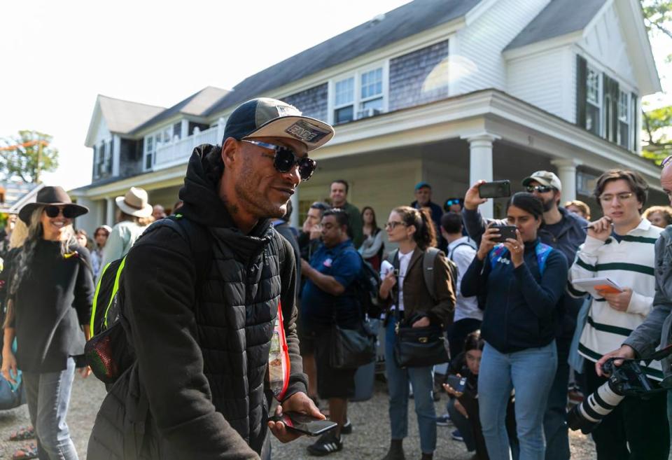 Un migrante venezolano es conducido a un autobús en la Iglesia Episcopal de St. Andrews el viernes 16 de septiembre de 2022 en Edgartown, en la isla de Marthas Vineyard. Un grupo de 48 migrantes fue trasladado en avión a la isla desde Texas a principios de esta semana, dejándolos varados. Ahora están siendo trasladados a una base militar en Cape Cod.