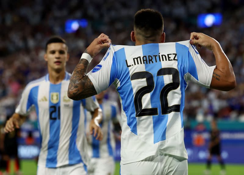 Foto del sábado del delantero de Argentina Lautaro Martinez celebrando tras marcar el segundo gol ante Perú