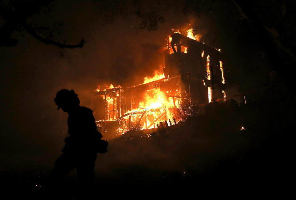 A home is consumed by fire in Ojai, California, on Dec. 7. (Photo: Justin Sullivan via Getty Images)