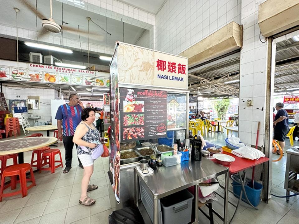 Porking Mad takes over from the previous 'nasi lemak' stall inside this coffee shop