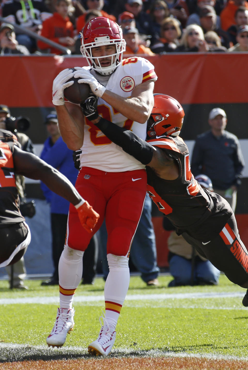 Kansas City Chiefs tight end Travis Kelce (87) scores a touchdown as Cleveland Browns linebacker Christian Kirksey (58) makes the tackle after an 11-yard pass during the first half of an NFL football game against the Cleveland Browns, Sunday, Nov. 4, 2018, in Cleveland. (AP Photo/Ron Schwane)
