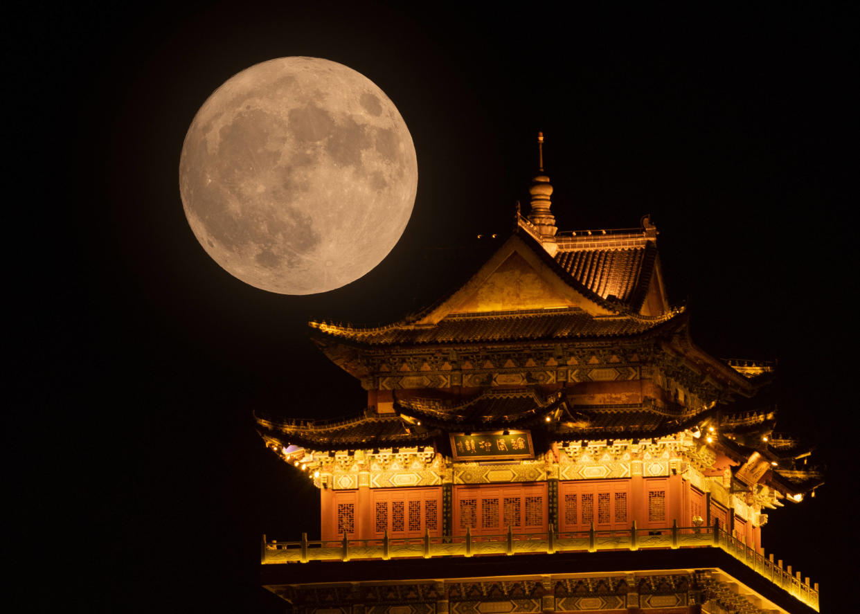 Dans la nuit du 1er au 2 août, la super Lune de l’Esturgeon a illuminé les villes du monde entier, ici à Jiujiang, en Chine.