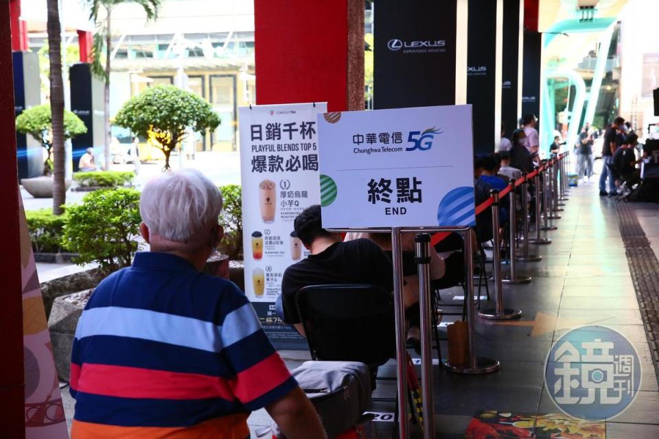 中華電信贈送前20名排隊客戶AirPods Pro藍芽耳機，讓排隊搶頭香的用戶覺得相當值得。