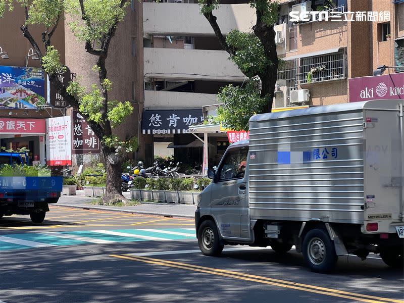 貨車與機車未禮讓行人就通行，遭警方拍照，逕行舉發。（圖／翻攝畫面）