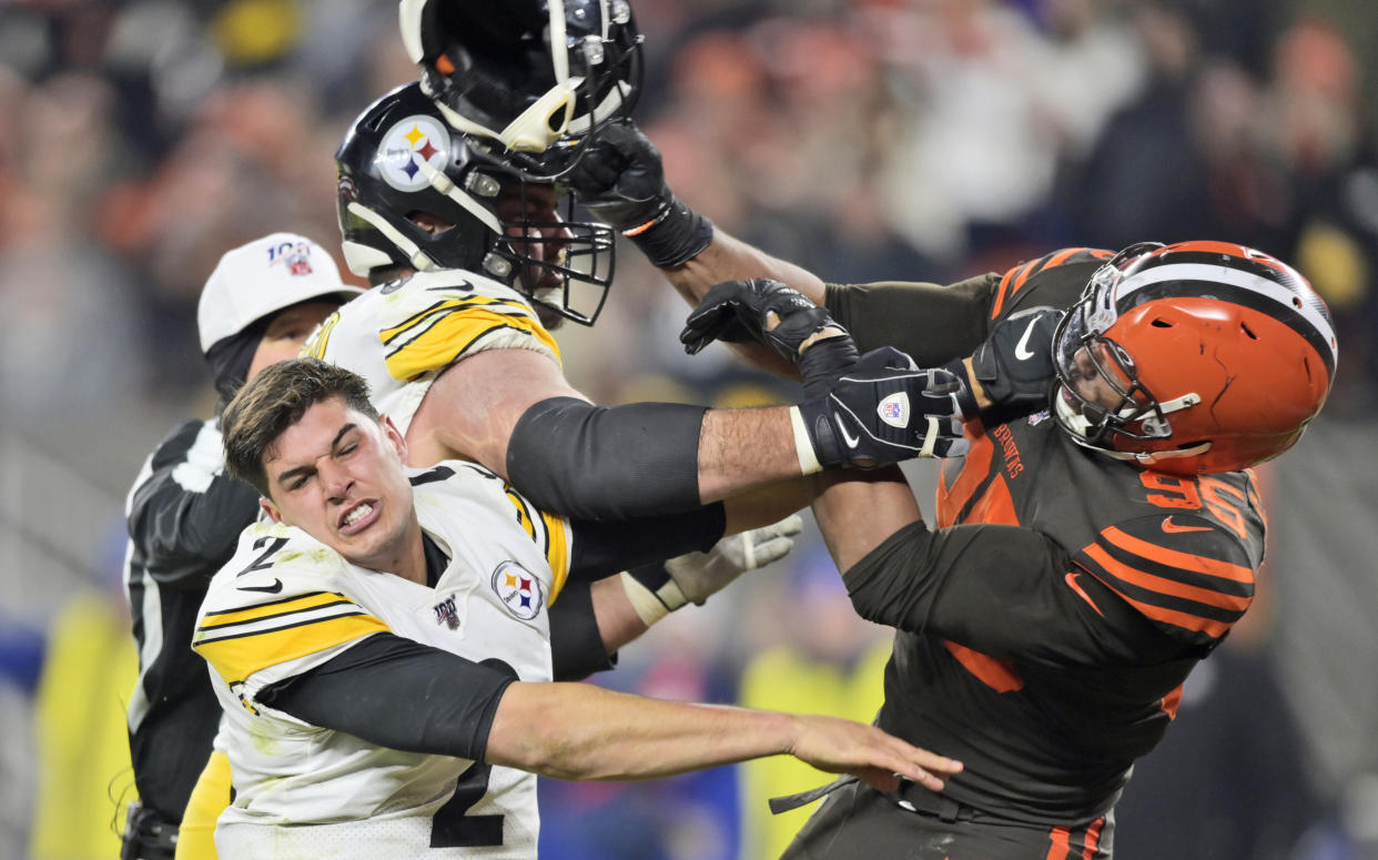 Myles Garrett, defensive end de los Browns de Cleveland, usa el casco de Mason Rudolph, de los Steelers de Pittsburgh, para golpearlo al final del partido del jueves 14 de noviembre de 2019 (AP Foto/David Richard)