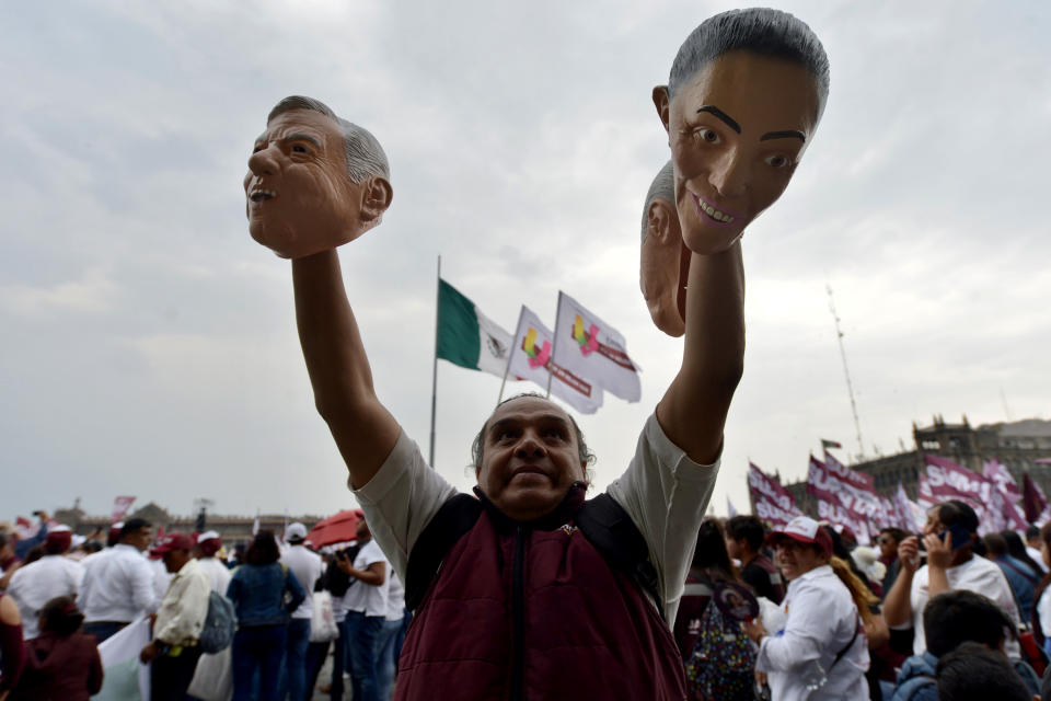 CIUDAD DE MÉXICO, MÉXICO - 29 DE MAYO: Un hombre vende máscaras de látex con los rostros del presidente de México Andrés Manuel López Obrador y la candidata presidencial Claudia Sheinbaum de la coalición 'Sigamos Haciendo Historia' durante el evento de cierre de campaña en el Zócalo en mayo 29 de septiembre de 2024 en la Ciudad de México, México.(Foto de Jeannette Flores/ObturadorMX/Getty Images)