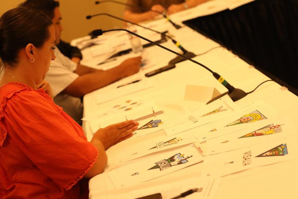 El comité de rediseño del logo de Visalia está definiendo las recomendaciones sobre las propuestas que presentarán al Concejo Municipal esta noche en el Centro de Convenciones de Visalia.