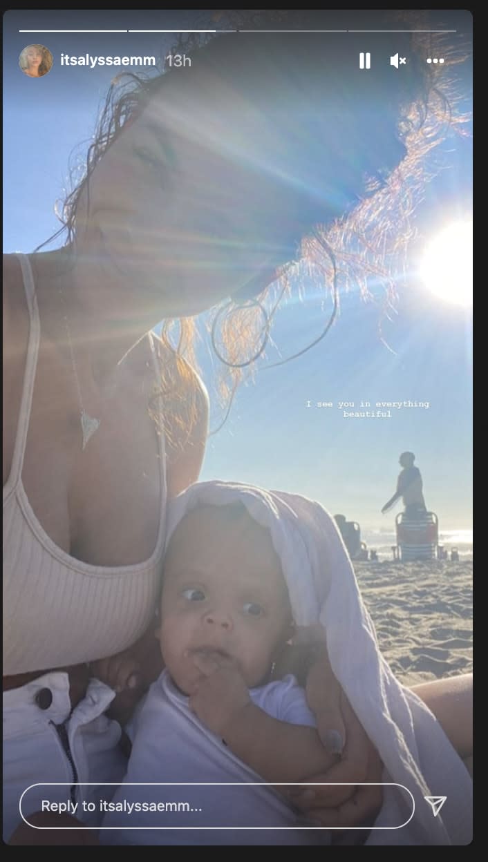 Alyssa Scott holds baby Zen on the beach. (Alyssa Scott / Instagram)