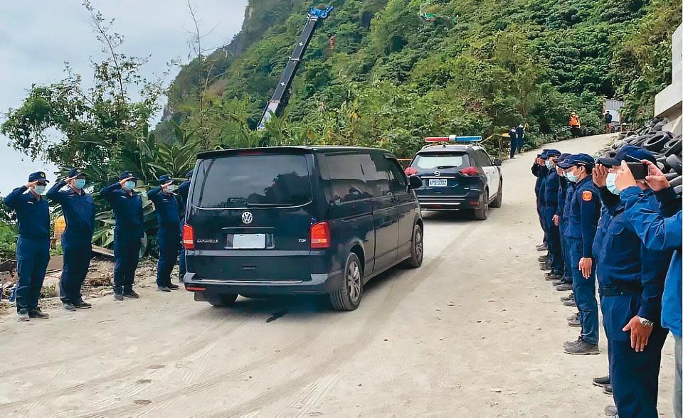 台鐵太魯閣號事故中，最後一具遺體於5日下午移出，現場員警站在路旁，向護送遺體的的車輛致意。（民眾提供）