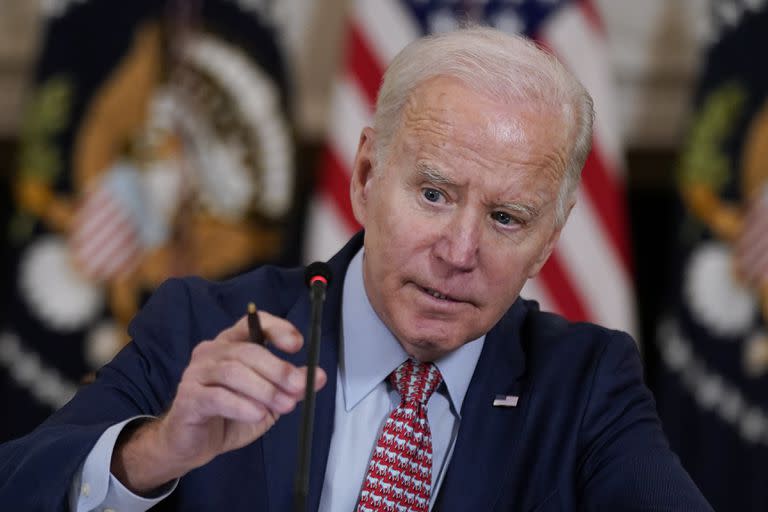 El presidente Joe Biden ajusta su micrófono durante una reunión en la Casa Blanca, el martes 4 de abril de 2023.