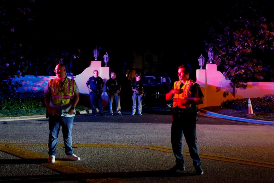 PHOTO: Secret Service and Palm Beach police are seen in front of the home of former President Donald Trump at Mar-A-Lago, Aug. 8, 2022, in Palm Beach, Fla. (Eva Marie Uzcategui/Getty Images)