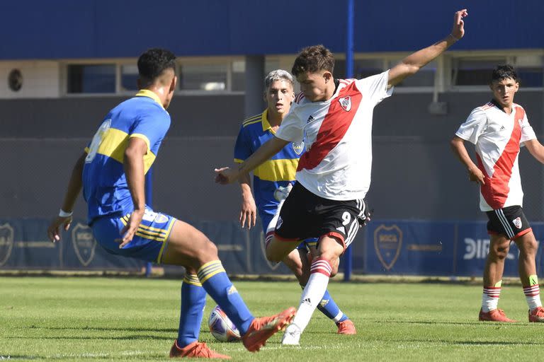 Santino Gallardo remata ante Boca: el delantero juega en la sexta división de River