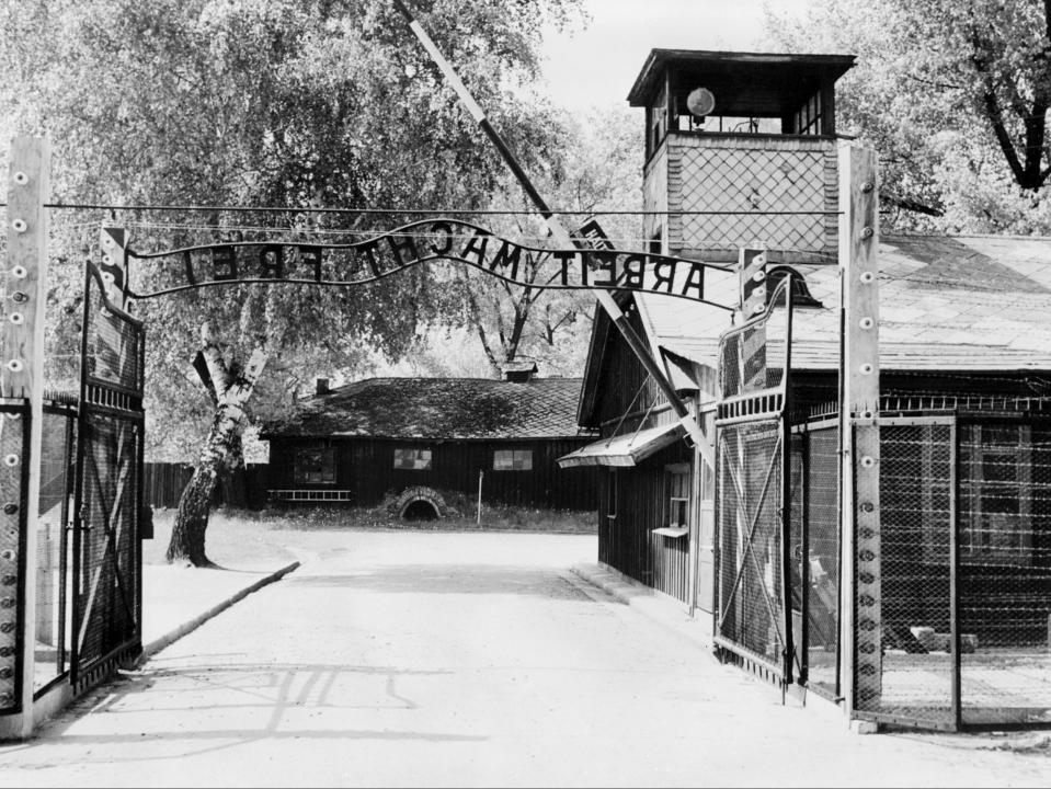 Una fotografía tomada en abril de 1945 muestra la puerta del campo de concentración de Auschwitz, con la inscripción 
