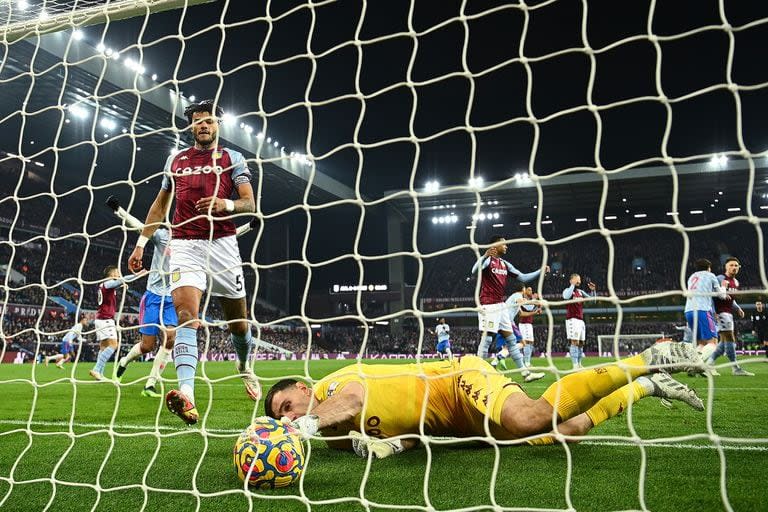 Emiliano Martínez querrá resarcirse este domingo de una falla que cometió en un Aston Villa vs. Manchester United por la Premier League.