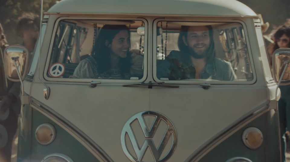 Nostalgischer Trip mit dem VW Bus zurück in die Hippie-Zeit (Bild: Screenshot © Volkswagen USA / YouTube)