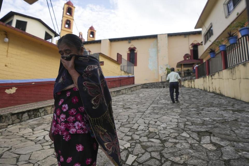 Una parroquiana sale de la iglesia de El Señor de Tila