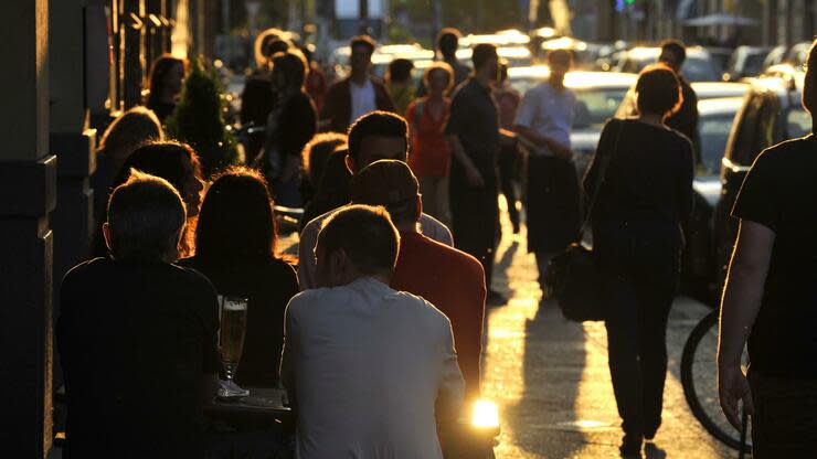 ARCHIV - 08.06.2013, Berlin: Menschen sitzen in der Abendsonne vor einem Restaurant an der Oranienstraße. (Illustration zu dpa «Essen ist hochemotional» - Warum wir gerne ins Restaurant gehen») Foto: picture alliance / dpa +++ dpa-Bildfunk +++ Foto: dpa