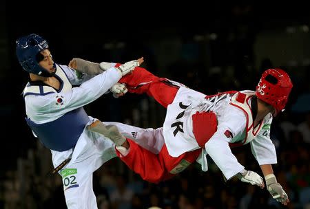 2016 Rio Olympics - Taekwondo - Quarterfinal - Men's -68kg Quarterfinals - Carioca Arena 3 - Rio de Janeiro, Brazil - 18/08/2016. Ahmad Abughaush (JOR) of Jordan competes with Lee Dae-Hoon (KOR) of South Korea. REUTERS/Issei Kato