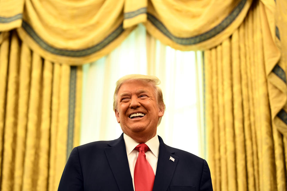 US President Donald Trump awards the Presidential Medal of Freedom to retired football coach Lou Holtz on December 3, 2020, in the Oval Office of the White House in Washington, DC. (Bild: Brendan Smialowski / AFP)