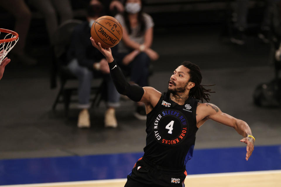 Apr 18, 2021; New York, New York, USA; New York Knicks guard Derrick Rose (4) drives to the basket against the New Orleans Pelicans during the second half at Madison Square Garden. 