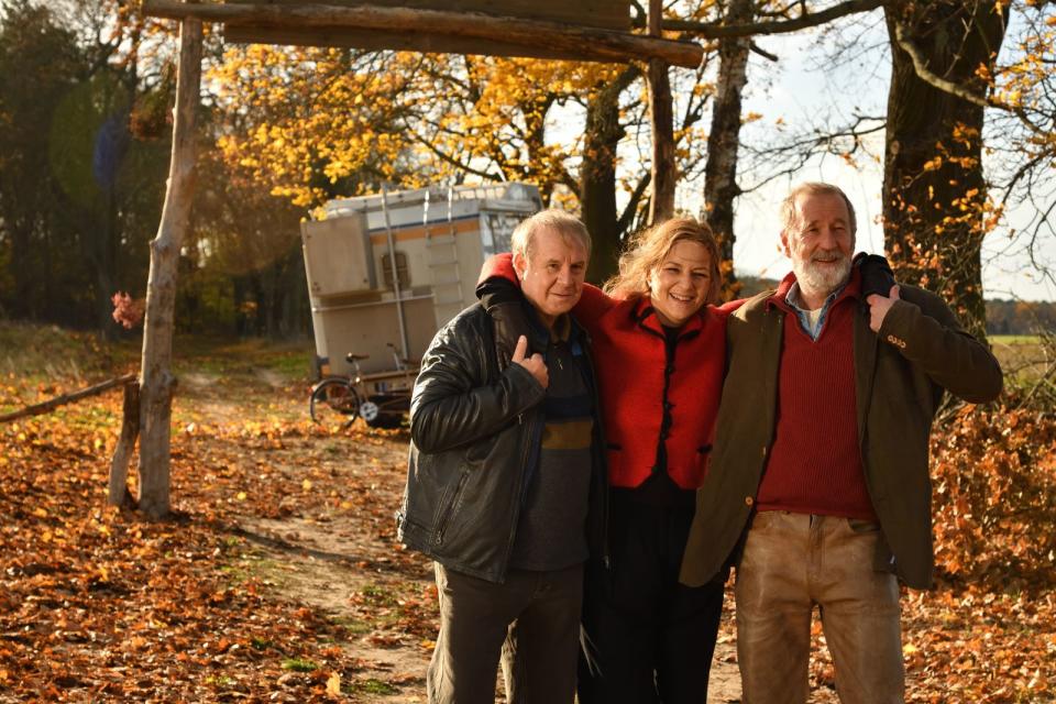 Joachim Król (links) spielt in "Endlich Witwer - Forever Young" an der Seite von Martina Gedeck und Peter Lohmeyer.
 (Bild: ZDF/Hardy Spitz)