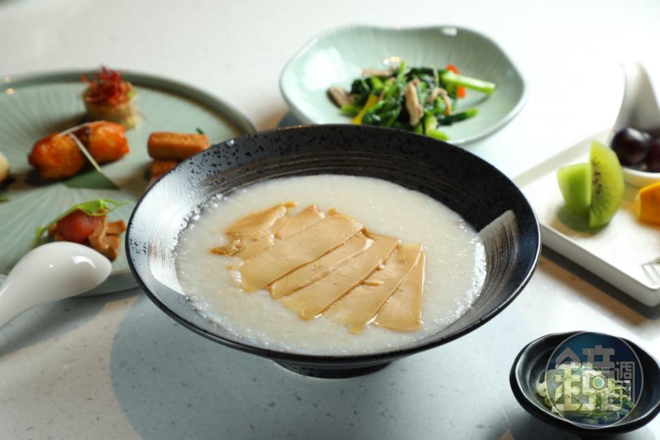 台南綉溪安平一泊二食，中式早餐提供巨無霸鮑魚粥。