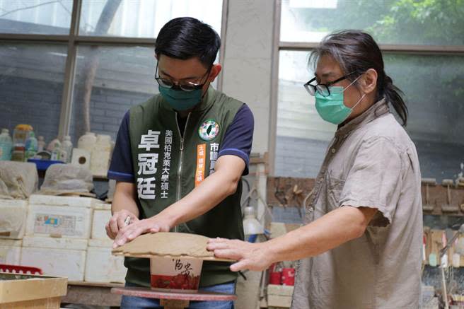 交通部前部長林佳龍子弟兵卓冠廷昨正式宣布參選新北市第7選區議員，爭取家鄉土樹三鶯選票，他今日參選首站前往鶯歌半月陶房拜訪藝術家林義傑，體驗做陶。（蔡雯如攝）