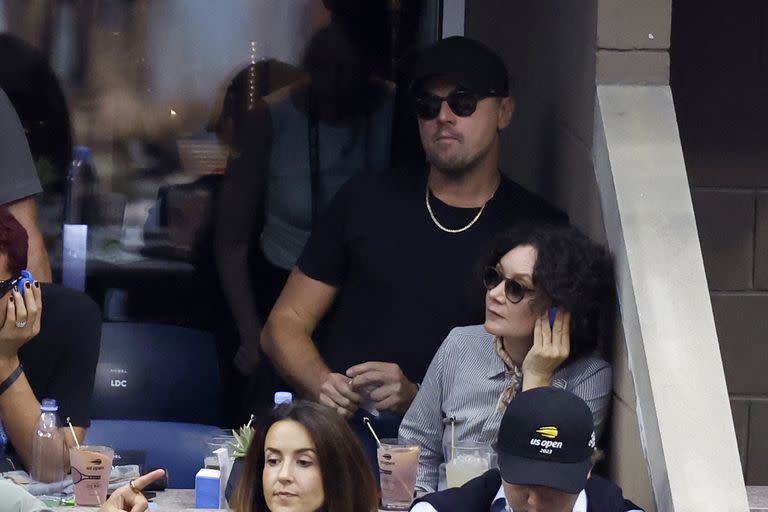 Leonardo DiCaprio no se quiso perder el encuentro entre Djokovic y Medvedev. Apostado en uno de los palcos laterales del estadio Arthur Ashe junto a su amiga Sara Gilbert, a la que conoce desde sus tiempos de actor infantil cuando ella era la coprotagonista de Drew Barrymore en la película La venenosa, donde él tenía una breve aparición; lo mismo que en la sitcom Roseanne, en la que Gilbert interpretaba a una de las hijas de la protagonista, Roseanne Barr