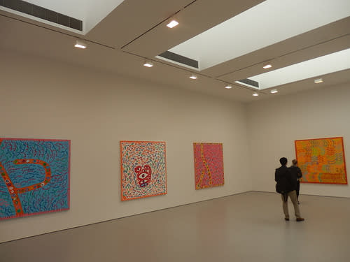 También, podrás ver una proyección de Kusama y 27 cuadros de la artista que superan los seis pies de alto (1,82 metros aproximadamente) donde reina el color y la creatividad se encuentra a la orden del día.