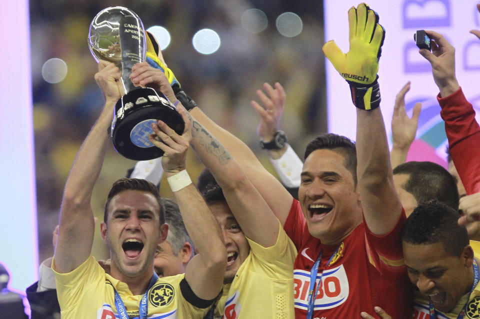Layún en 2014, levantando el trofeo como capitán. (Héctor Vivas/LatinContent via Getty Images)
