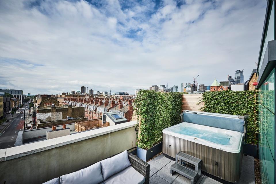 Private hot tub, anyone? (New Road Hotel)