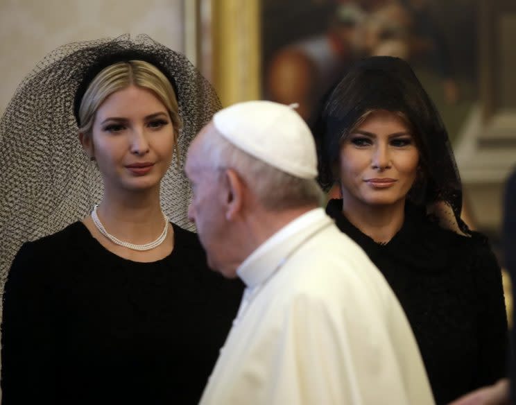 Ivanka (l.) und Melania Trump trugen schwarze Schleier beim Papst-Besuch 