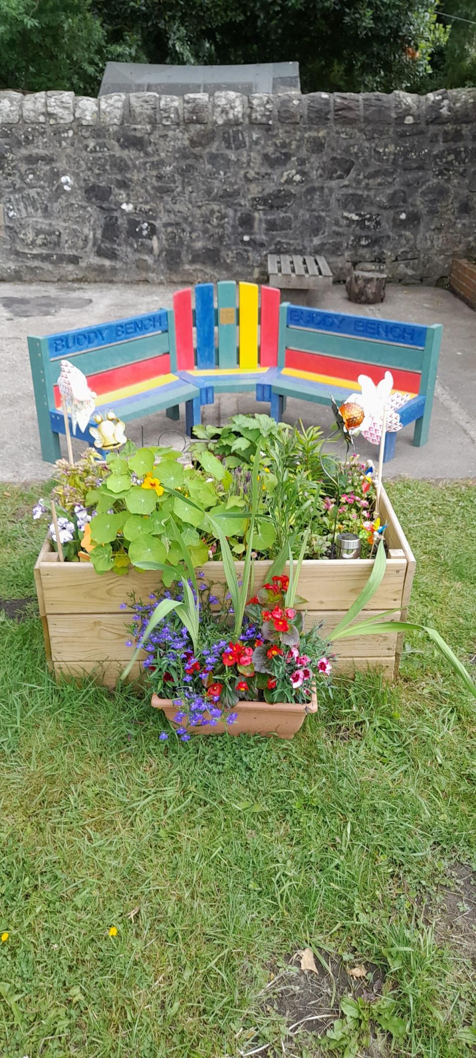 Un jardín conmemorativo en la Escuela Primaria Tondu de Bridgend para Logan Mwangi (PA)